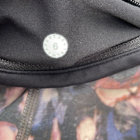 Lululemon Speed Up Short 2.5” Frosted Rose Multi Black  W7AR6R   Size 6 - Picture 3 of 7